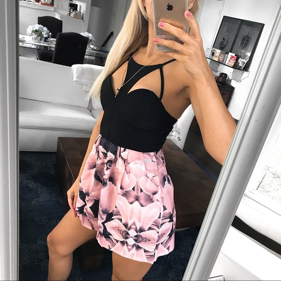 🆕 BLACK TAUPE PINK FLORAL CUT OUT ROMPER! - Picture 2 of 9